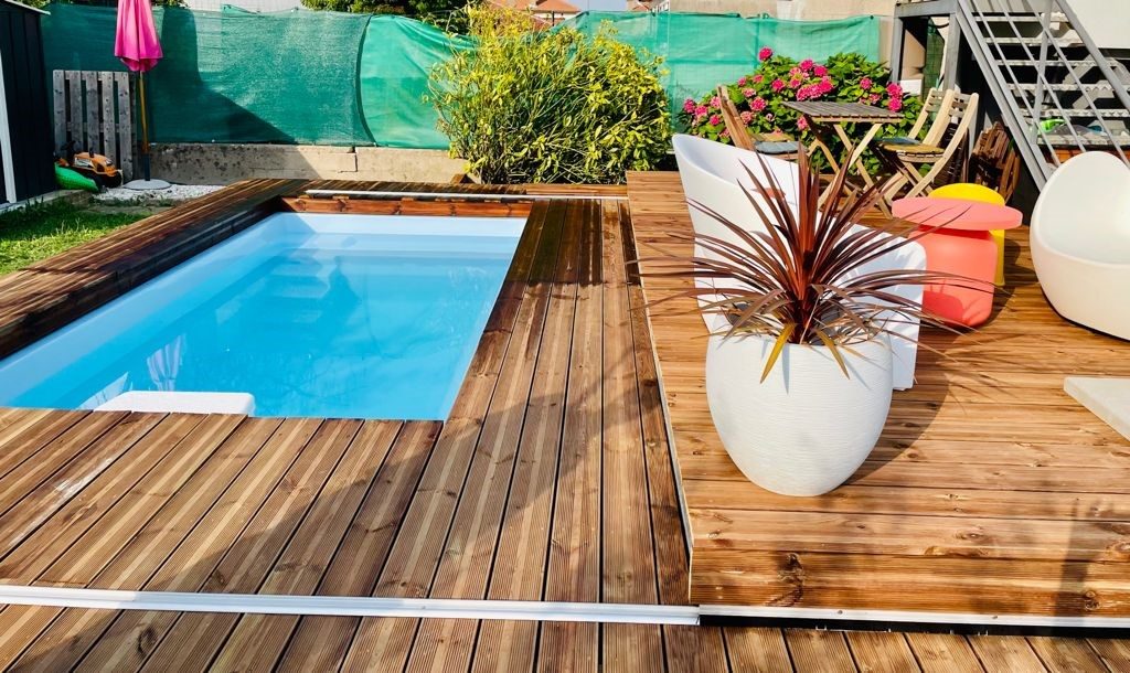 Piscine habillée d'une terrasse en bois sur deux niveaux