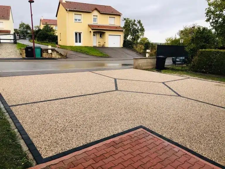 Cour en gravier lié avec joints et bordure pavée