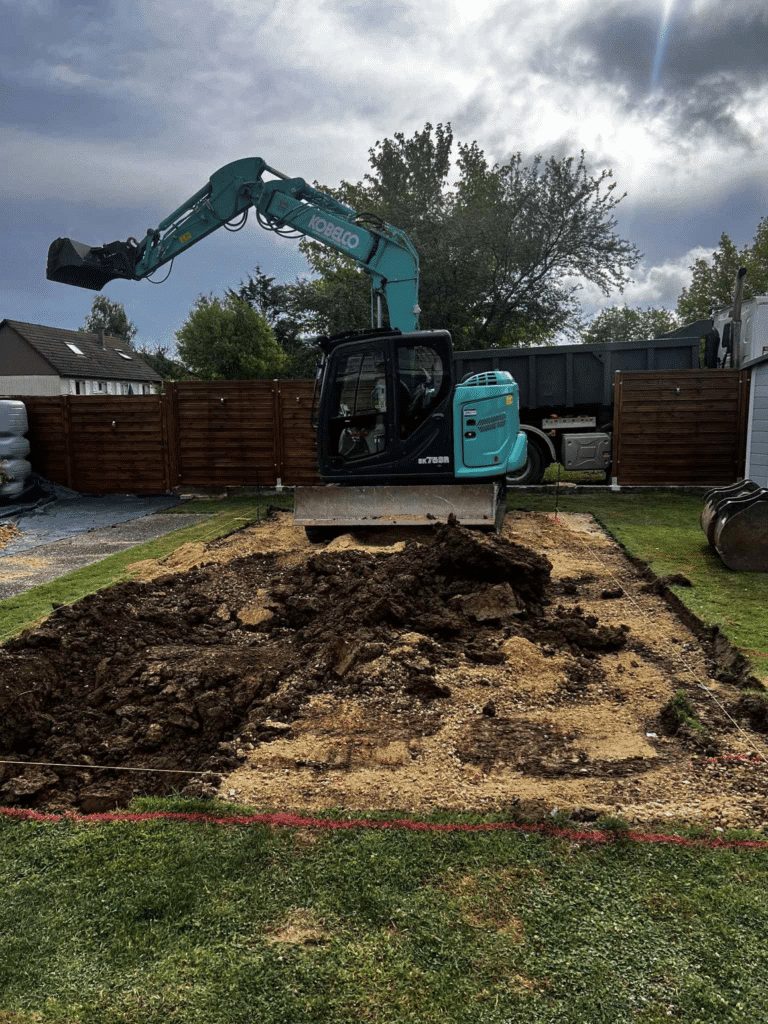 Pelle Kobelco d'A2E Paysages en plein terrassement